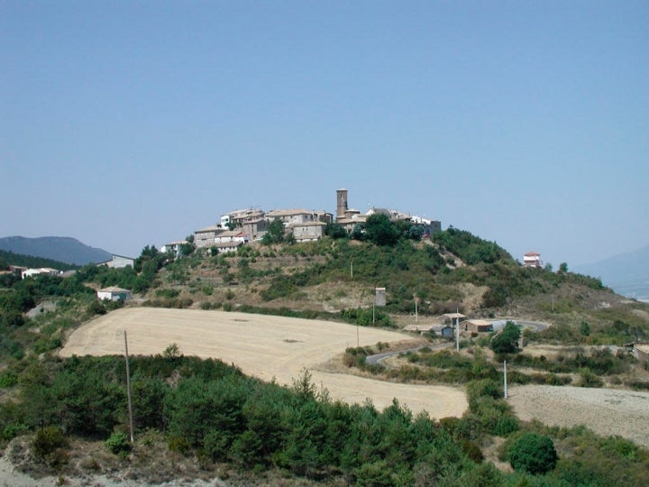 Panorámica de Artieda desde la vertiente este del pueblo. Fotografía: Alberan vía Wikipedia / CC BY-SA.