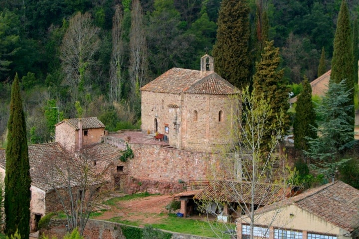 Iglesia de Sant Pere, uno de los templos románicos que adornan este municipio barcelonés. Fotografía: Comarca del Vallés Occidental.