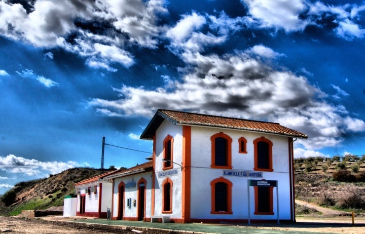 Dependencias de la estación de ferrocarril de Alamedilla. Fotografía: Luis Gallardo Romero vía Wikipedia / CC BY-SA.