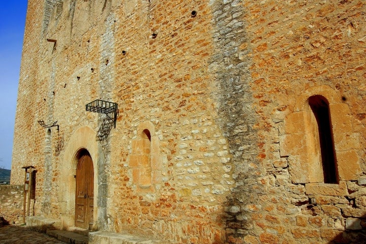 Castillo Verge del Remei de Santa Oliva, objeto de una reciente restauración. Fotografía: Ángela Llop vía Wikipedia / CC BY-SA.