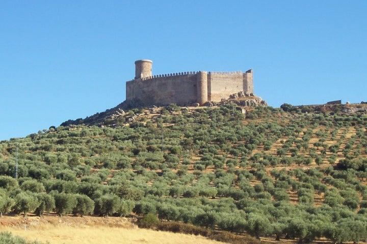 Castillo de Puebla de Alcocer, fortaleza que da la bienvenida al visitante. Fotografía: Frufaro vía Wikipedia / CC BY-SA.