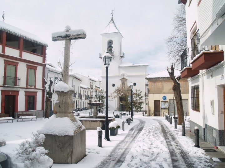 Plaza de Víznar con su iglesia parroquial bajo un manto invernal de nieve. Fotografía: Cortesía Ayuntamiento de Víznar