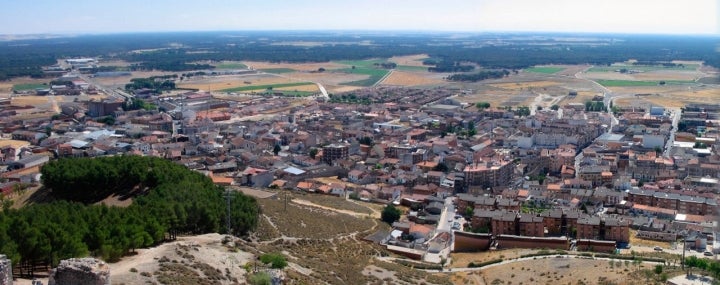 Vista panorámica del municipio vallisoletano de Íscar. Fotografía: Juanjo Toreador vía Wikipedia / CC BY-SA.