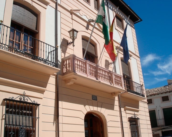 Fachada del Ayuntamiento de Huéscar, situado en la Plaza Mayor. Fotografía: Chorro vía Wikipedia / CC BY-SA.