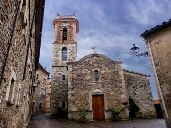 Exterior de la iglesia parroquial de Collsuspina. Fotografía: Araceli Merino vía Wikipedia.