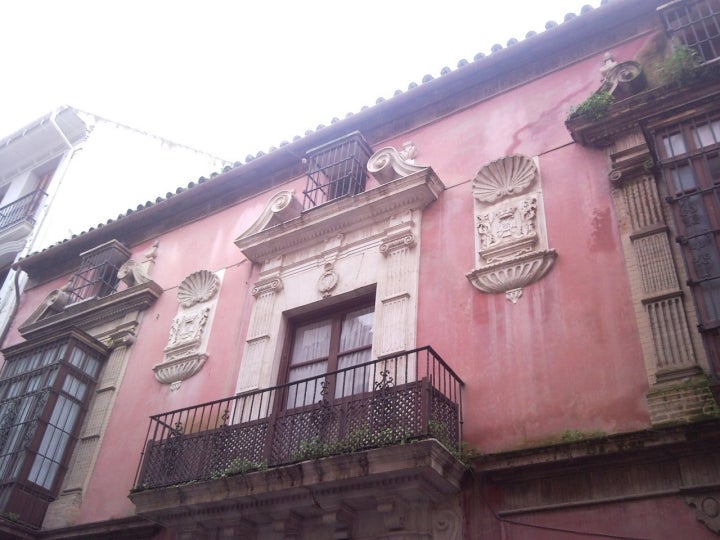 Balconada del Palacio de la Mayordomía de Puente Genil. Fotografía: Juan Alberto Aguilar vía Wikipedia / CC BY-SA.
