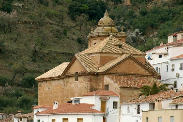 Detalle del exterior de la Iglesia Parroquial de Laroya. Fotografía: Servicio Provincial de Turismo de Almería.
