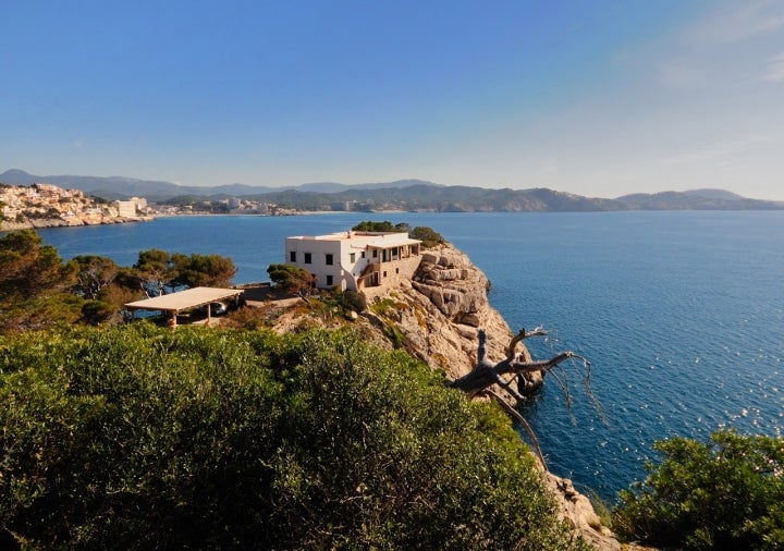 Vista panorámica de Cala Fornells, lugar ideal para los amantes del senderismo. Fotografía: Random_fotos vía Visual Hunt.