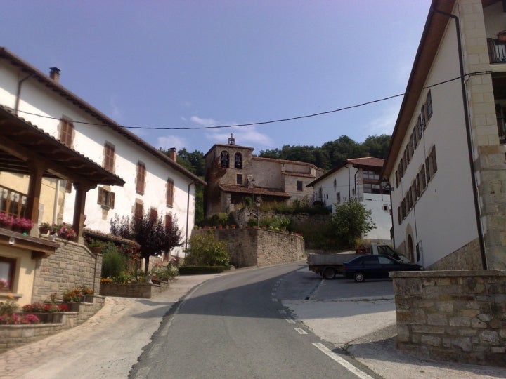Calle principal de Erripa en el municipio de Odieta. Foto: Adrar vía Wikipedia / CC BY-SA