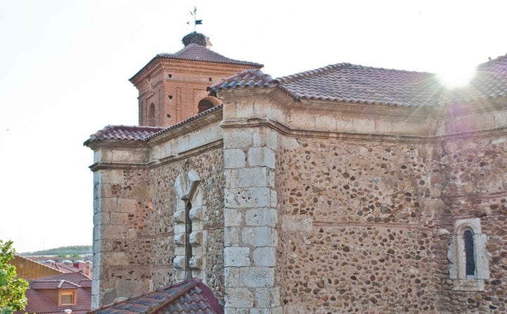 Torre de la Iglesia de la Santa Cruz en la Plaza Mayor de Marchamalo. Foto: Álvaro García. Cortesía de Ayuntamiento de Marcahamalo.
