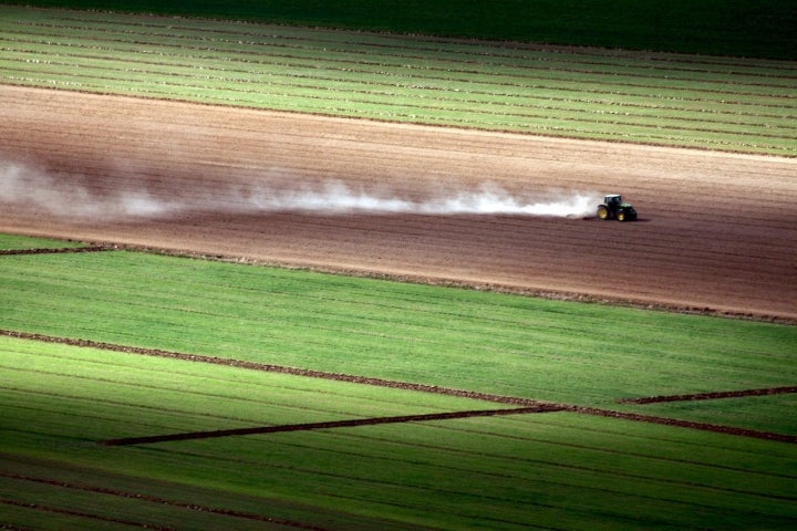 Tractor en campos de Hontoria de Cerrato. Foto: AlfonsoBenayas vía Wikipedia / CC BY-SA
