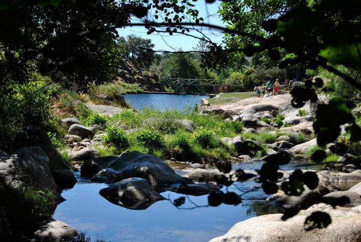 Piscina natural de Jevero, ubicada en el término municipal de Acebo, en Cáceres. Fotografía: Malenaban vía Wikipedia / CC BY-SA.