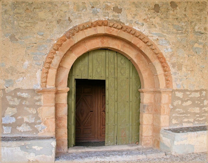 Entrada a Nuestra Señora de la Asunción en Pinilla del Campo. Foto: Miguel Ángel García vía Wikipedia / CC BY.