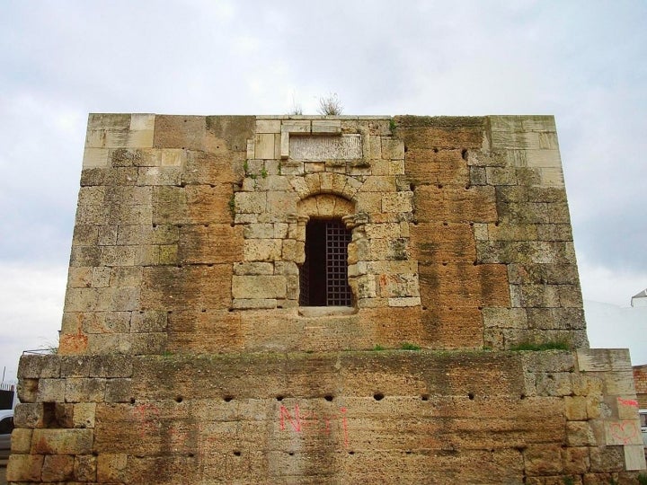 Torre de Don Fadrique, uno de los grandes monumentos de este municipio sevillano. Fotografía: Wwal vía Wikipedia / CC BY-SA.