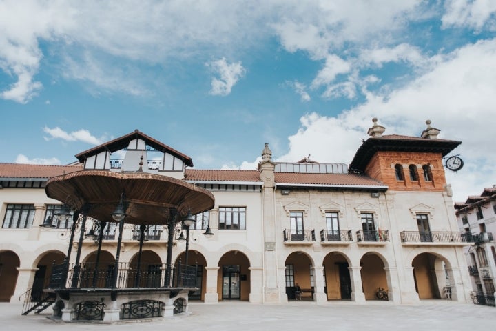 Templete musical en la Plaza del Ayuntamiento de Beasain. Fotografía: Garbi Irizar. Cortesía del Ayuntamiento de Beasain.