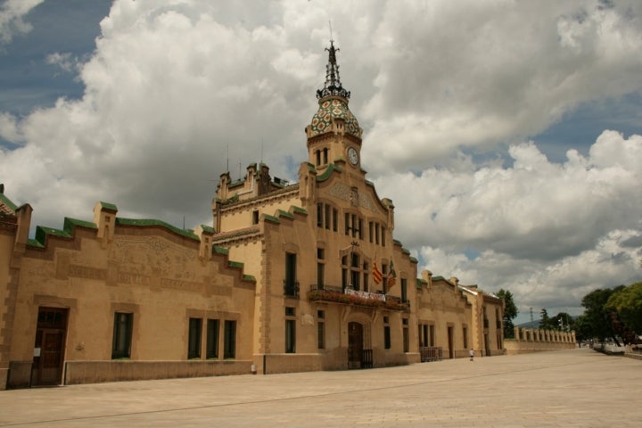 Fachada del espléndido Ayuntamiento de Franqueses del Vallès, de estilo modernista. Fotografía: Xarxamedina vía Wikipedia.