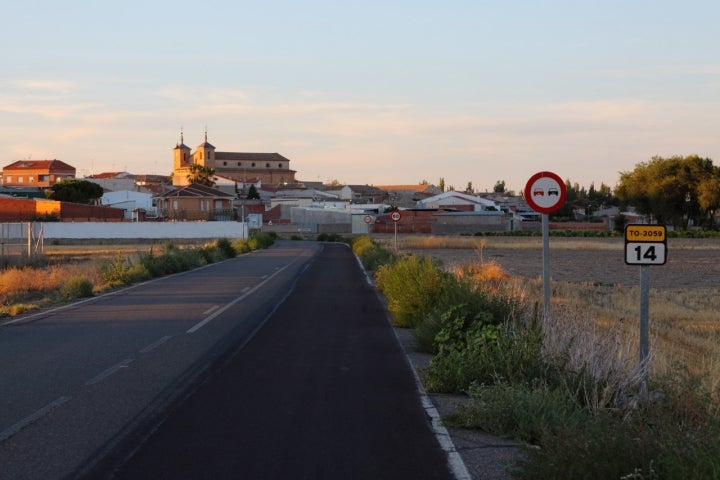 Entrada a Turleque dominada por la iglesia de Nuestra Señora de la Asunción. Foto: Ayuntamiento de Turleque