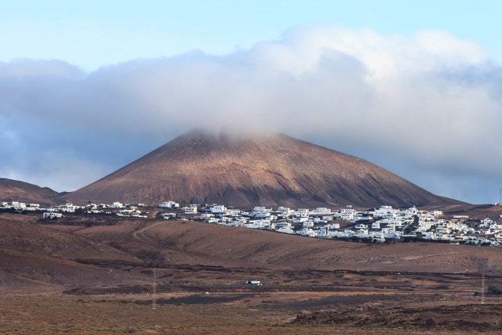 Espectacular vista de Tías con el volcán al fondo. Foto: Luis Miguel Bugallo via Wikipedia / CC BY-SA.