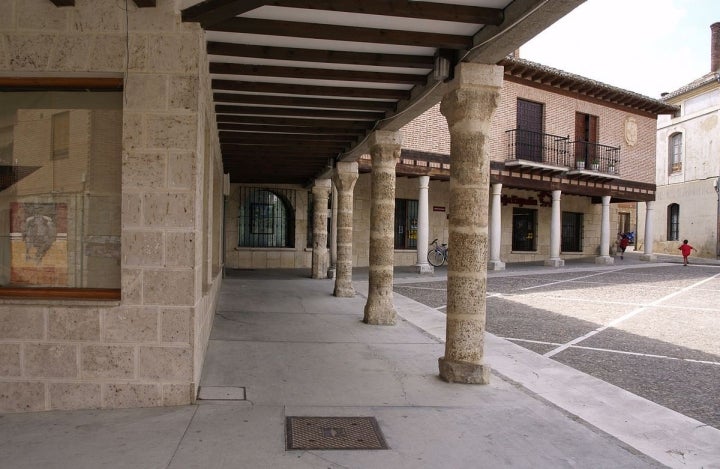 Plaza Mayor de Astudillo. Foto: Lbleye vía Wikipedia / CC BY-SA.