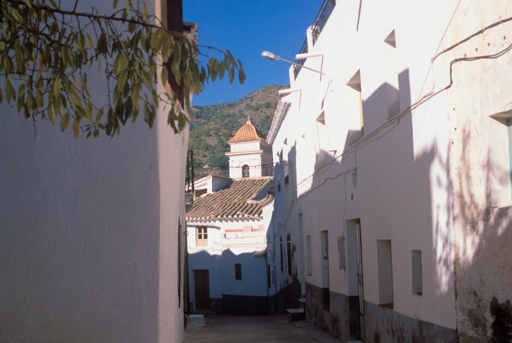 Calles sinuosas, estrechas y en rampa, signo distintivo de Urrácal. Fotografía: Servicio Provincial de Turismo.