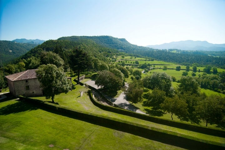 Detalle de la naturaleza del parque natural en el que se encuentra el Castillo de Montesquiu. Fotografía: Comarca de Osona.