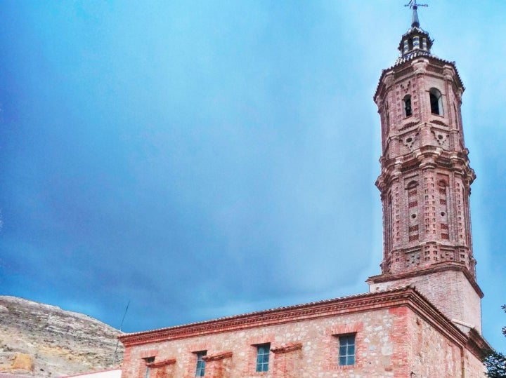 Iglesia de San Andrés Apóstol en Alpeñes. Foto: Ecelan vía Wikipedia / CC BY-SA