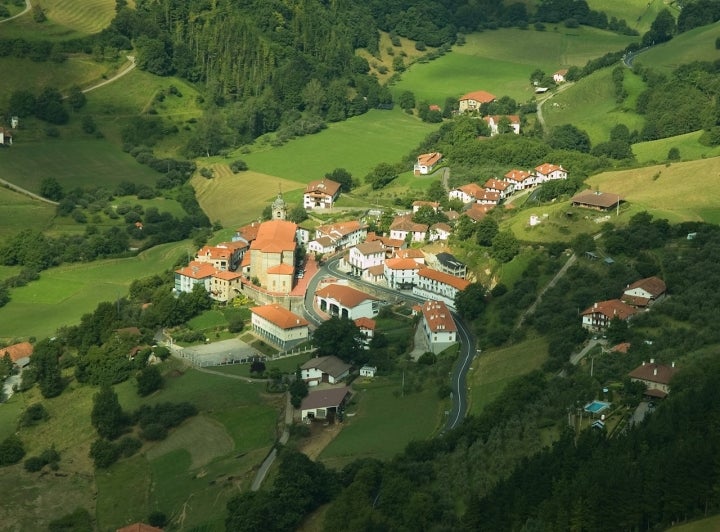 Imagen aérea de Errezil, municipio guipuzcoano de verde y suave orografía. Fotografía: Keta vía Wikipedia.