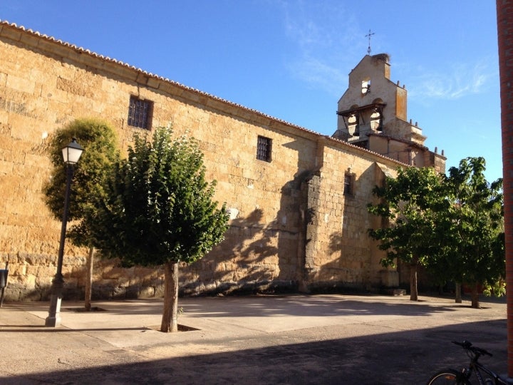 Vista lateral de la Iglesia de Nuestra Señora de la Concepción. Fotografía: Ángel Encinas Carazo vía Wikipedia / CC BY-SA.