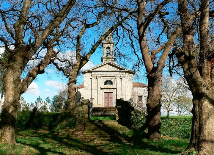 Capilla de Santa Eufemia y San Mateo de Vilouchada, en el concello de Trazo. Fotografía: Cortesía Turismo de Galicia.