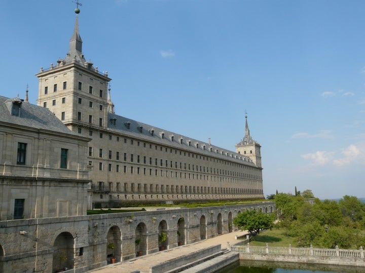 Vista del Monasterio de El Escorial, cuyo interior alberga un prodigioso patrimonio cultural. Fotografía: Visualhunt.com.