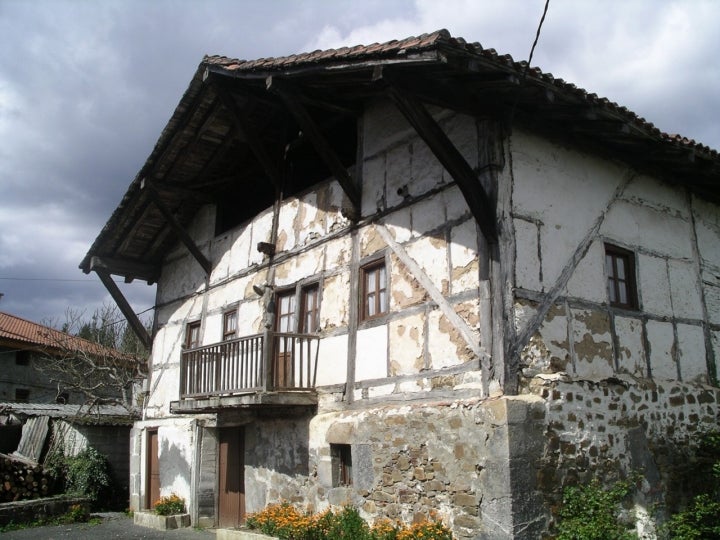 Casa típica de la zona en el pueblo de Zeberio. Foto Etxaburu vía Wikipedia.