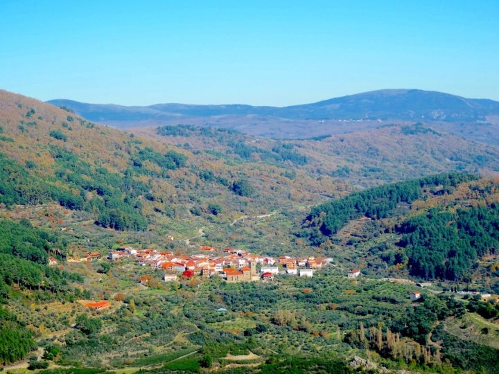 Panorámica de Herguijuela de la Sierra, en un entorno declarado Reserva de la Biosfera. Fotografía: Gelomadrid15 vía Wikipedia / CC BY-SA.