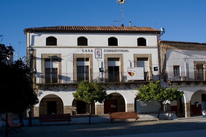 Edificio del Ayuntamiento de Ceclavín. Fotografía: Jandiano Vía Wikipedia / CC BY-SA.