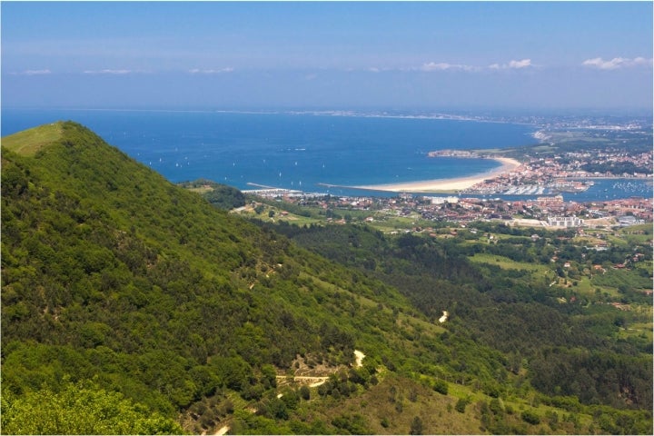 El Monte Jaizkibel y la desembocadura del río Bidasoa, dos de los escenarios naturales de este municipio guipuzcoano.
