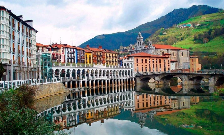 El río Oria a su paso por Tolosa. Foto: Egizu via Wikipedia / CC BY.