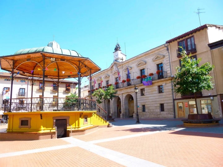 Plaza de España, presidida por el Ayuntamiento. Foto: Zarateman via Wikipedia / CCO