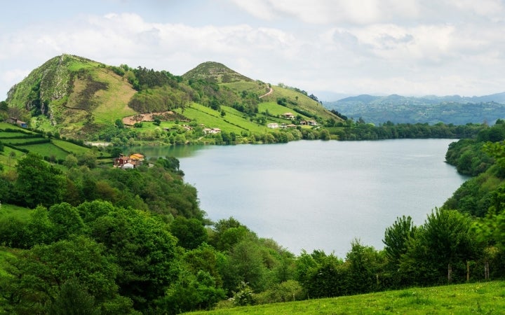 La casi totalidad del Embalse de los Alfilorios se encuentra en este concejo asturiano. Fotografía: Manuel S. Calvo. Cortesía de Turismo de Asturias.