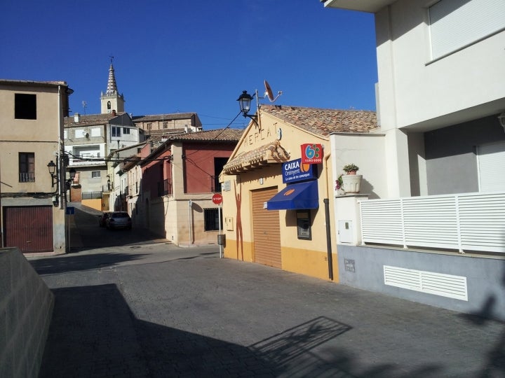 Detalle urbano de L'Alqueria d'Asnar, el municipio más pequeño de la provincia de Alicante. Fotografía: Coentor vía Wikipedia.
