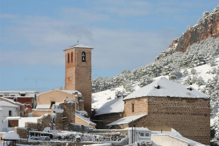 Iglesia y pueblo de Pegalajar cubiertos por la nieve. Fotografía: Juan Fernández vía Wikipedia / CC BY-SA.