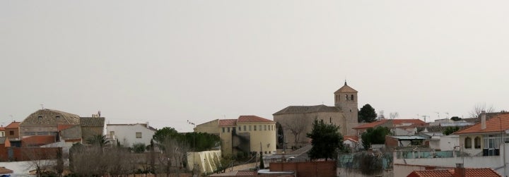 Vista de Ciruelos con su iglesia de Nuestra Señora de la Asunción. Foto: Malopez 21 vía Wikipedia / CC BY-SA