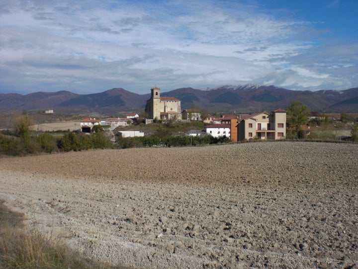 Vista general de Ordañana, capital de este municipio alavés. Fotografía: Unai Fdez de Betoño vía Wikipedia / CC BY-SA.