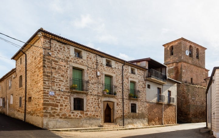 Casa e iglesia de Almazul. Foto: Diego Delso vía Wikipedia /CC BY-SA.