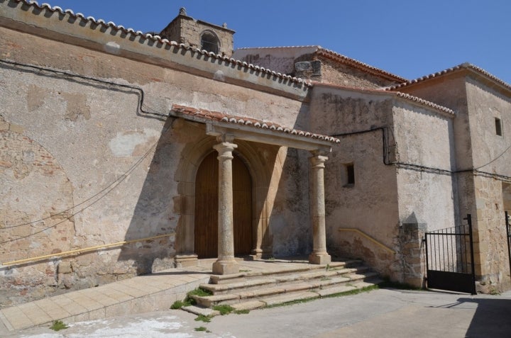 Iglesia de Santiago Apóstol, uno de los atractivos artísticos de Belvís de Monroy. Fotografía: Pako Moralo vía Wikipedia / CC BY-SA.