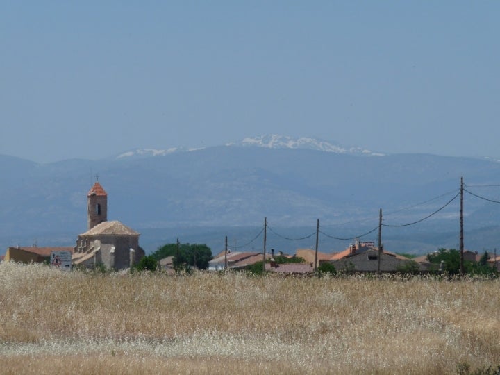 Vista de Casa de Uceda en la que destaca la iglesia de San Bartolomé, del siglo XVI. Foto: Totemkin vía Wikipedia