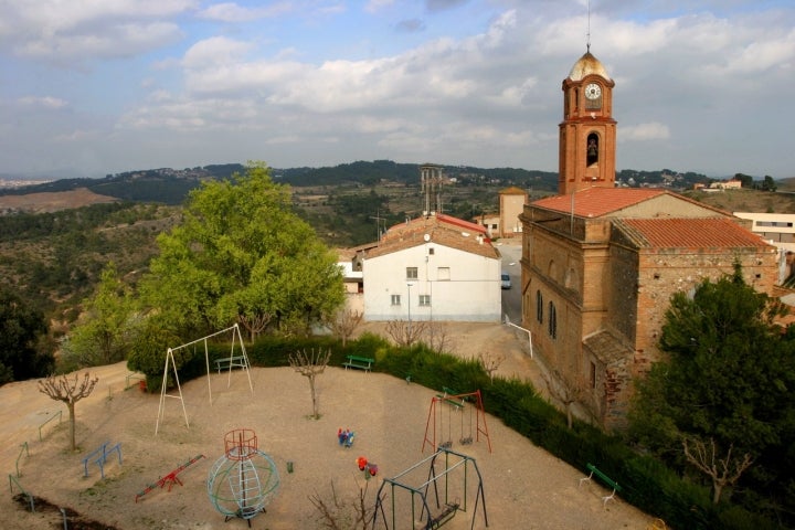 Iglesia Parroquial de Ullastrell, con su campanario modernista de 1908. Fotografía: Comarca del Vallés Occidental.