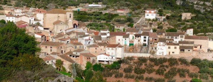 Panorámica del núcleo urbano de Pradell de la Teixeta. Fotografía: Tabalot vía Wikipedia / CC BY-SA.