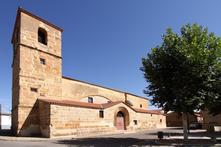 Iglesia Parroquial de San Bartolomé, principal templo religioso del municipio. Fotografía: Malopez 21 vía Wikipedia / CC BY-SA.