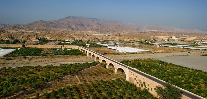 Puente de Rioja, gran emblema de ingeniería de este pueblo de la provincia de Almería. Fotografía: Servicio Provincial de Turismo.