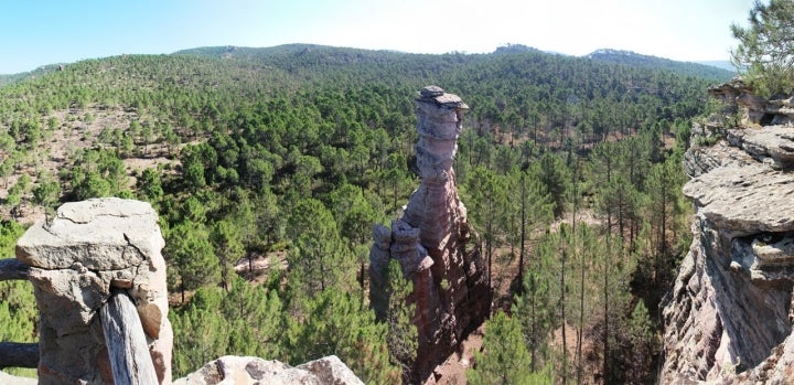 Vista de la Torre Balbina desde el mirador en Villar del humo. Foto: Juan Mayordomo vía Wikipedia / CC BY-SA