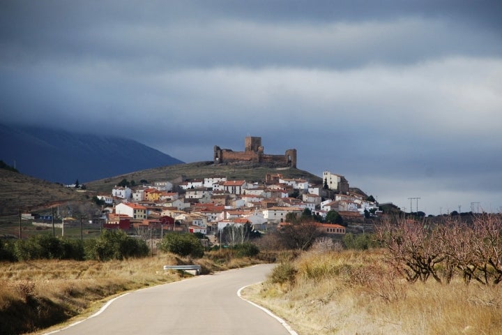 Entrada al pueblo de Trasmoz con su castillo de fondo. Fotografía: Juanje 2712 vía Wikipedia / CC BY-SA.